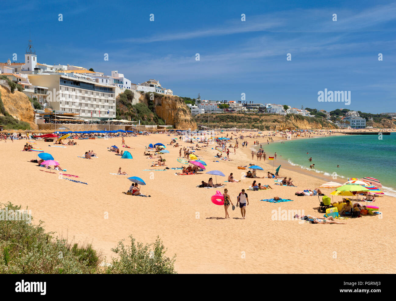Strand von Albufeira im Sommer mit dem Hotel Sol e Mar. Stockfoto