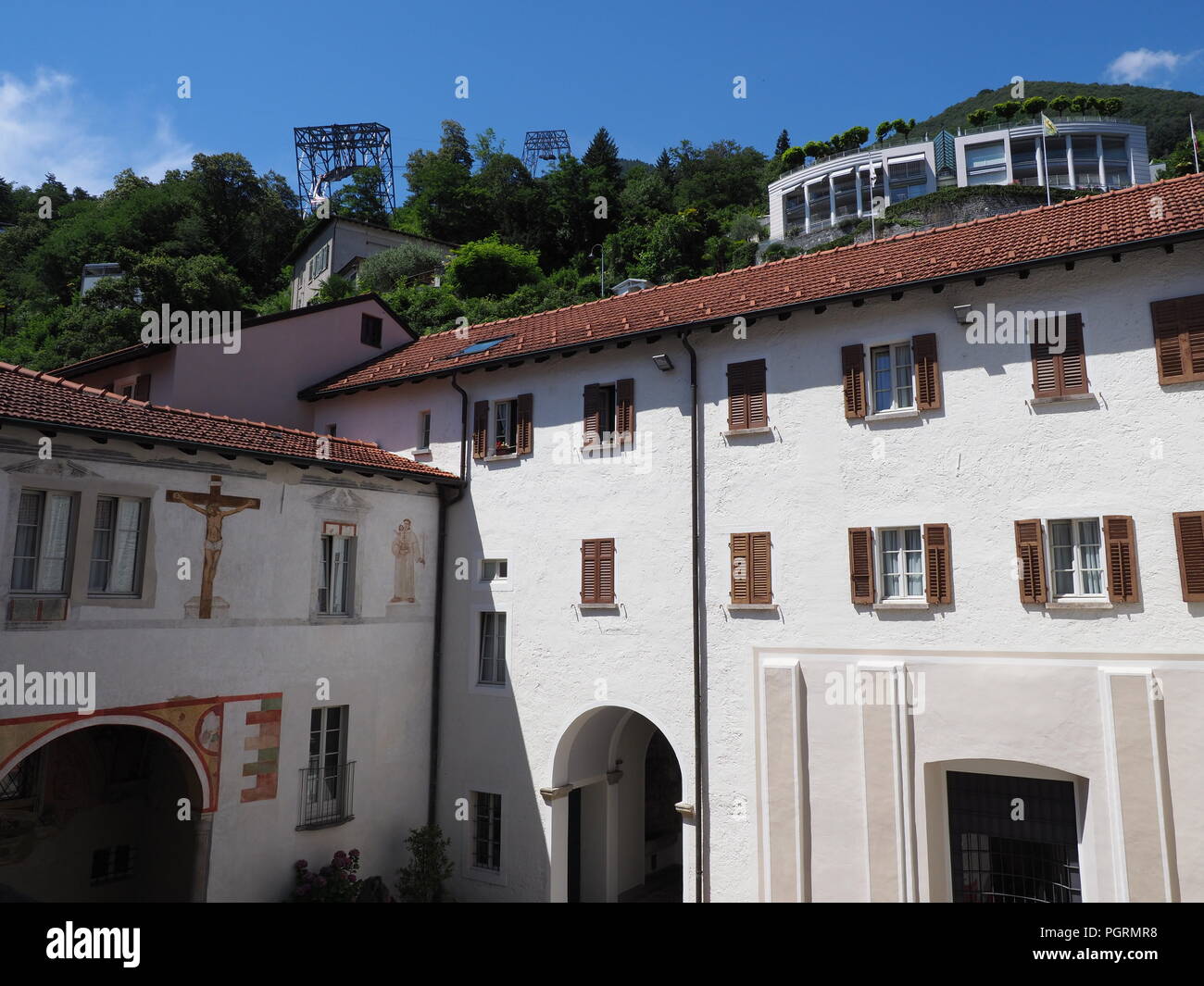 Weiß mittelalterlichen Innenhof der Madonna del Sasso Kirche in europäischen Stadt in der Schweiz Locarno am Lago Maggiore im Tessin Bezirk mit klaren blauen Himmel Ich Stockfoto