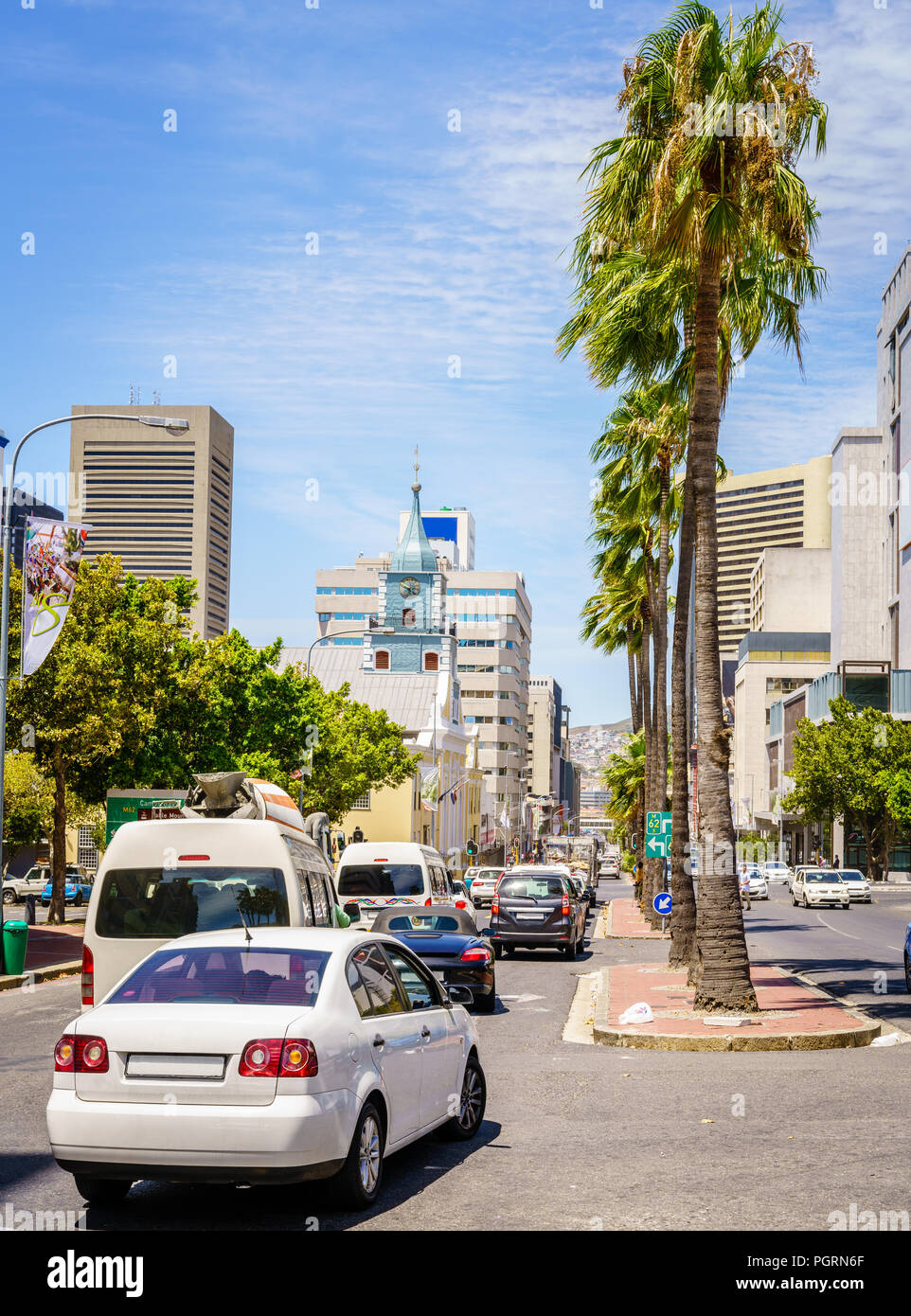 Viel befahrenen Straße mit Verkehr in der Innenstadt von Kapstadt, Südafrika Stockfoto