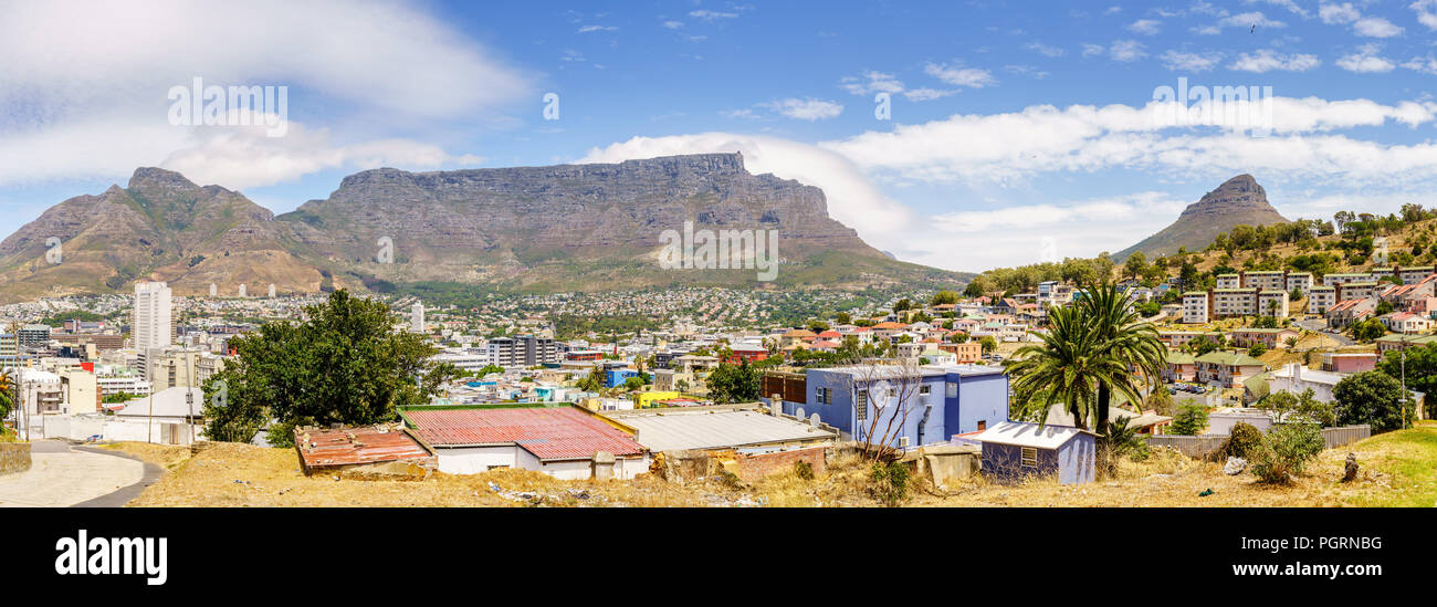 Panoramablick auf Kapstadt mit dem Tafelberg und der Lions Head Berg im Hintergrund Stockfoto