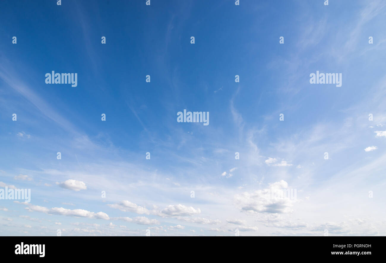 Schönen blauen Himmel mit hellen Wolken für Hintergrund Fotomontage copyspace Stockfoto