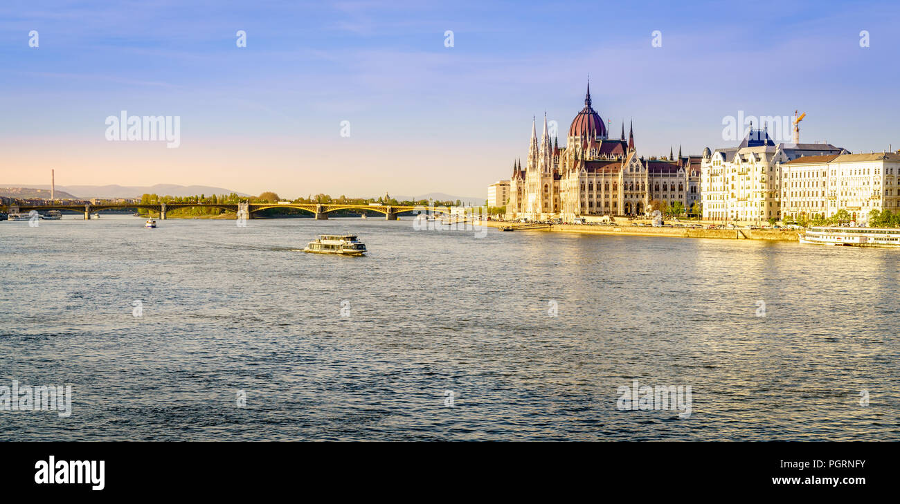 Blick auf die Donau und das Parlamentsgebäude in Budapest, Ungarn Stockfoto