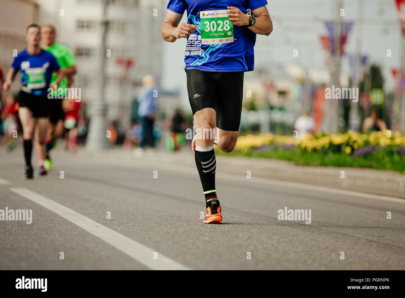 Jekaterinburg, Russland - August 5, 2018: männliche Läufer in Kompression Socken laufen Stadt im Europa-asien-Marathon Stockfoto