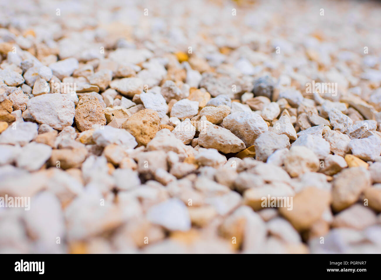 Tan, Weiße und graue Felsen kies Kies mit unscharfen bokeh Hintergrund Kanten und Nahaufnahme Detail für Zufahrten, Landschaftsgestaltung, und Französisch Abflüsse Stockfoto