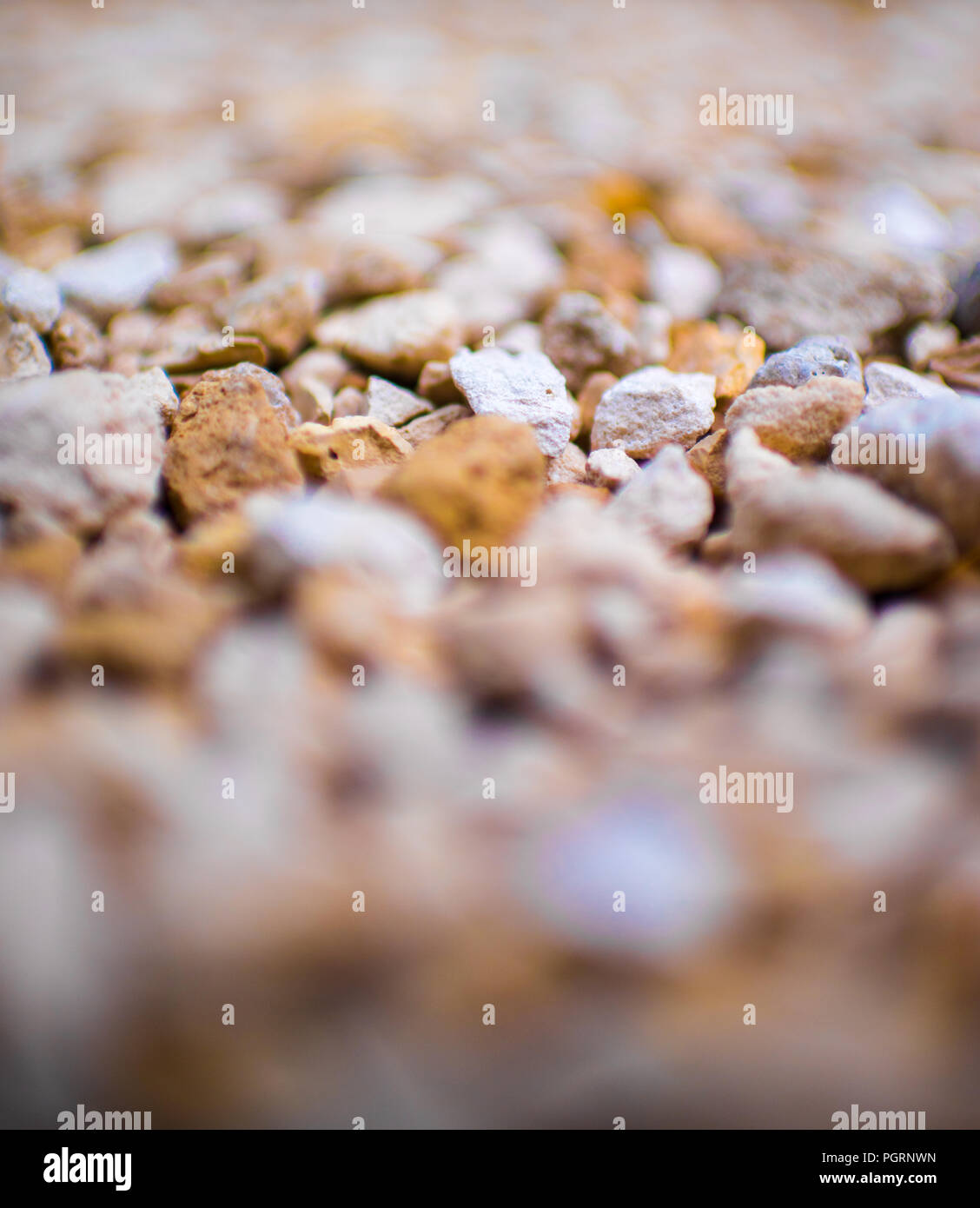 Tan, Weiße und graue Felsen kies Kies mit unscharfen bokeh Hintergrund Kanten und Nahaufnahme Detail für Zufahrten, Landschaftsgestaltung, und Französisch Abflüsse Stockfoto