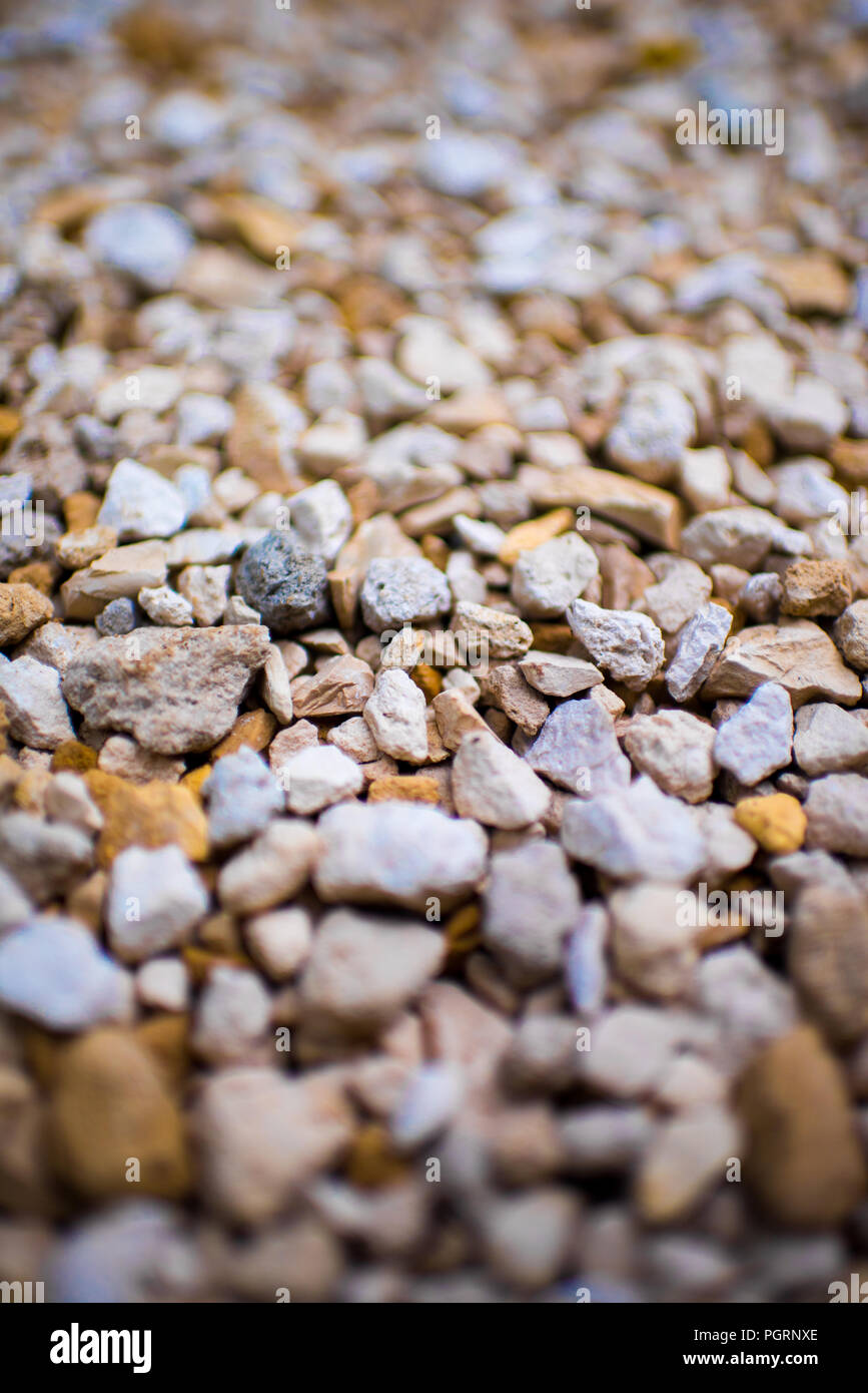 Tan, Weiße und graue Felsen kies Kies mit unscharfen bokeh Hintergrund Kanten und Nahaufnahme Detail für Zufahrten, Landschaftsgestaltung, und Französisch Abflüsse Stockfoto