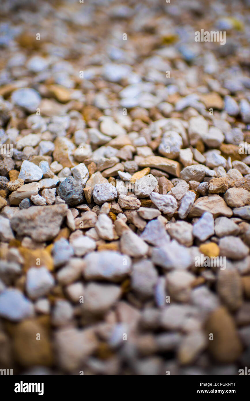 Tan, Weiße und graue Felsen kies Kies mit unscharfen bokeh Hintergrund Kanten und Nahaufnahme Detail für Zufahrten, Landschaftsgestaltung, und Französisch Abflüsse Stockfoto