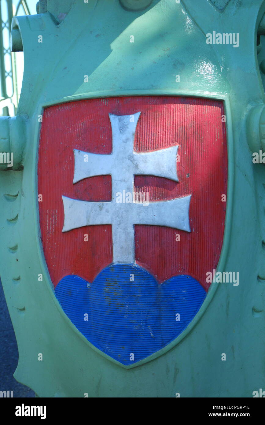 Wappen der Slowakei mit einem roten Schild, silver Double cross und drei Blue Mountain Peaks auf die Maria-valeria-Brücke, Sturovo, Slowakei Stockfoto