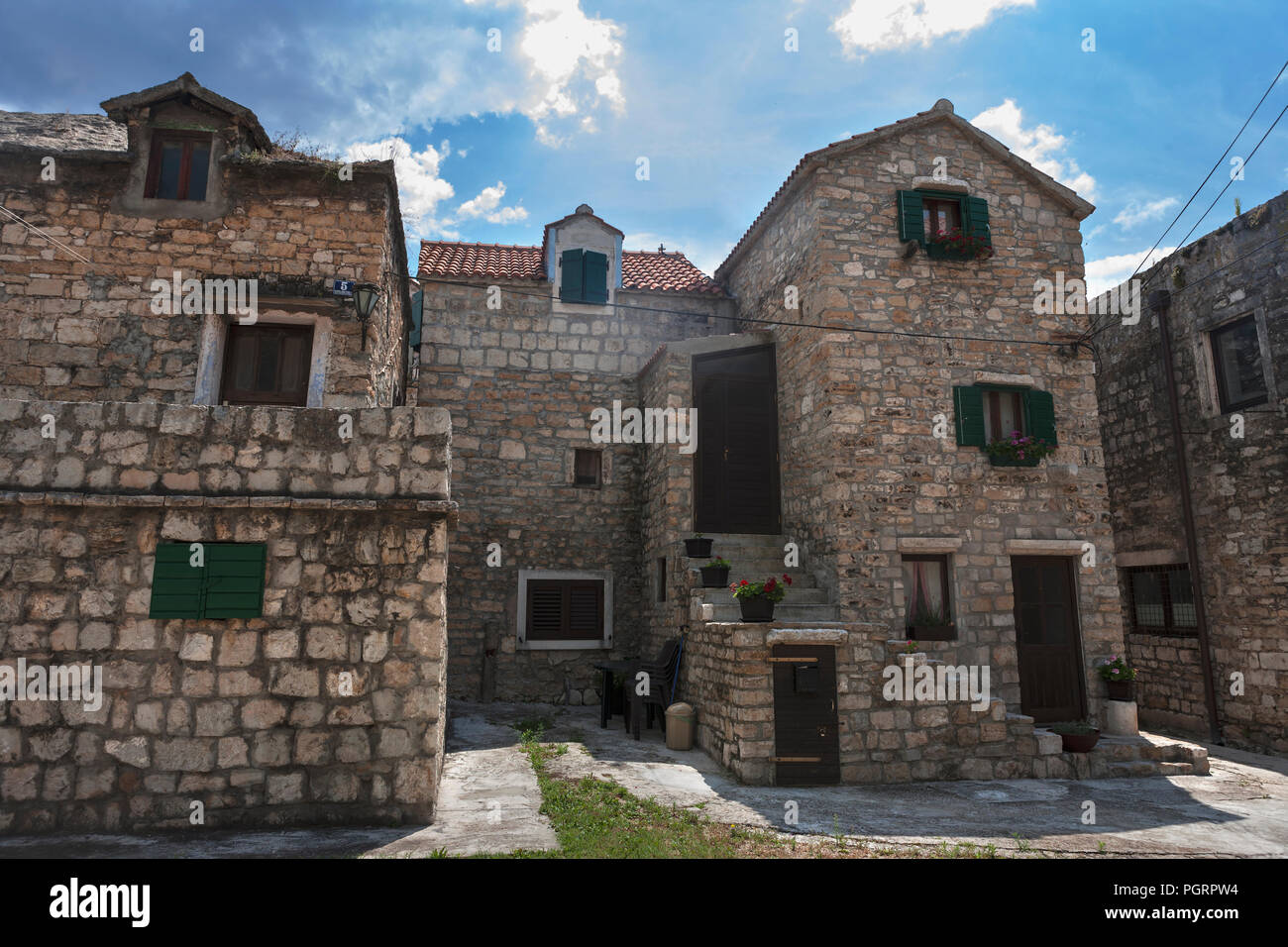 Alte Häuser rund um den Hof, im Schutz der befestigten Bishop's Palace, Kaštel Sućurac, Split-dalmatien, Kroatien gebaut Stockfoto