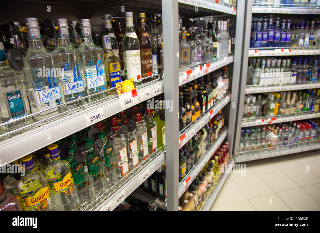 Kaliningrad, Russland - 25. August 2018: Der Supermarkt Regale mit alkoholischen Getränken. Stockfoto