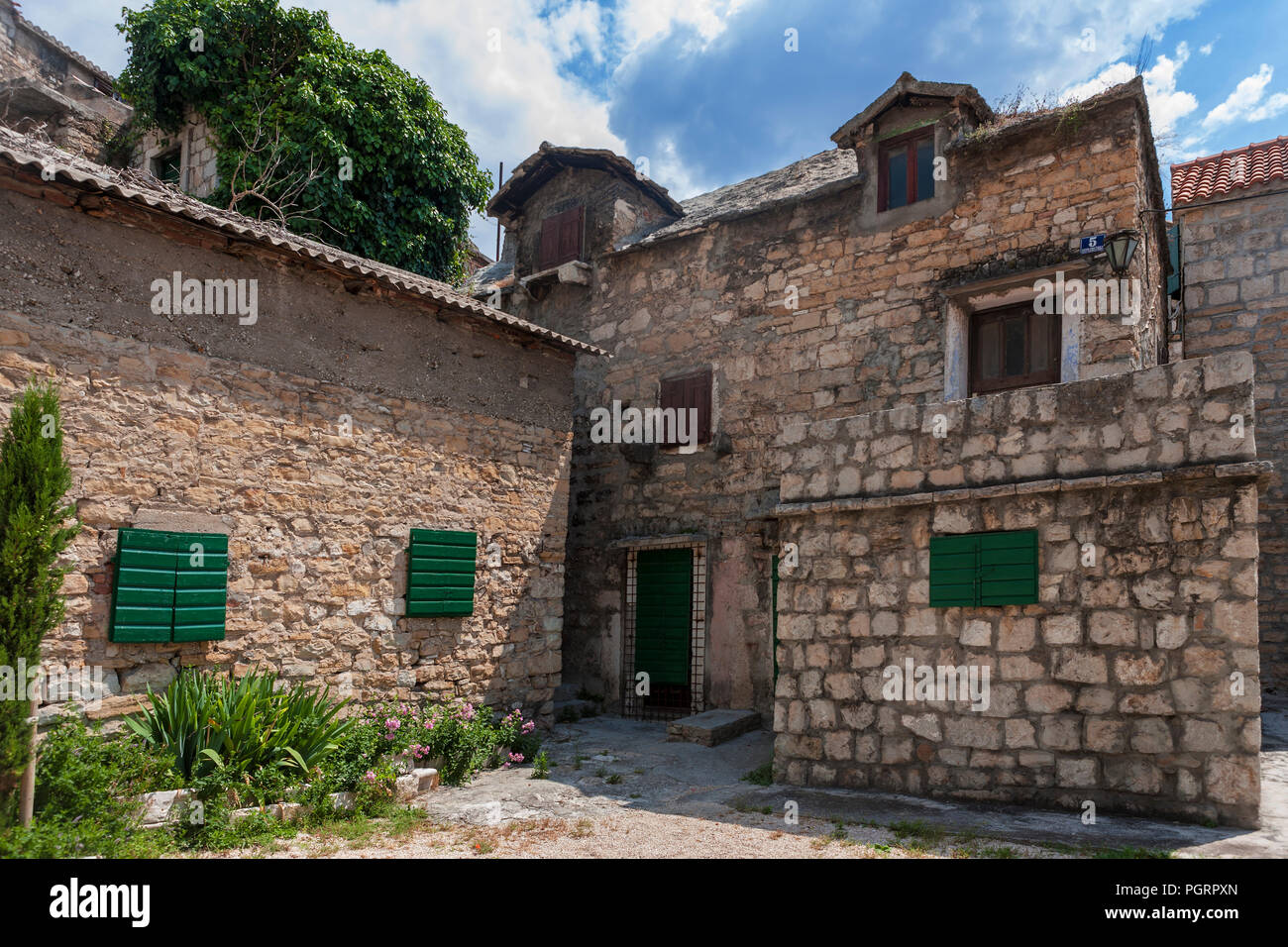 Alte Häuser rund um den Hof, im Schutz der befestigten Bishop's Palace, Kaštel Sućurac, Split-dalmatien, Kroatien gebaut Stockfoto