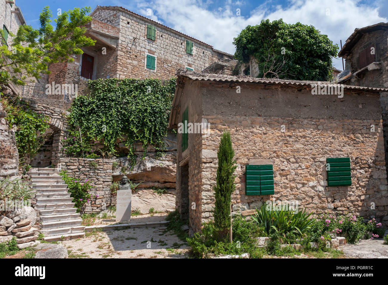 Alte Häuser rund um den Hof, im Schutz der befestigten Bishop's Palace, Kaštel Sućurac, Split-dalmatien, Kroatien gebaut Stockfoto