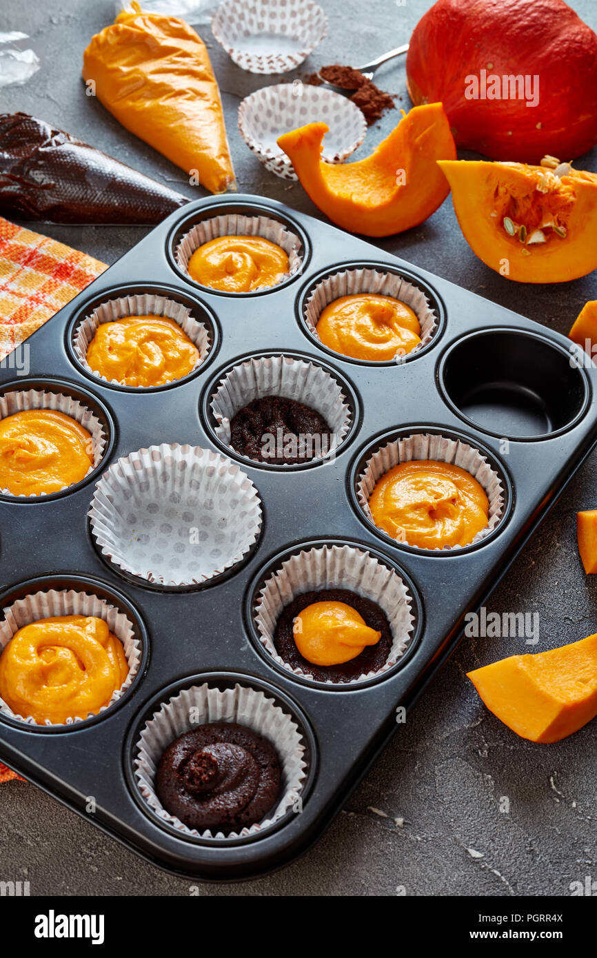 Die Schokolade muffins Kürbis für Halloween Party. Zutaten auf einer konkreten Tabelle, Ansicht von oben Stockfoto