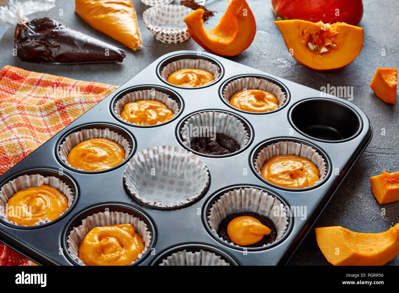 Die Schokolade muffins Kürbis für Halloween Party. Zutaten auf einer konkreten Tabelle, Ansicht von oben Stockfoto