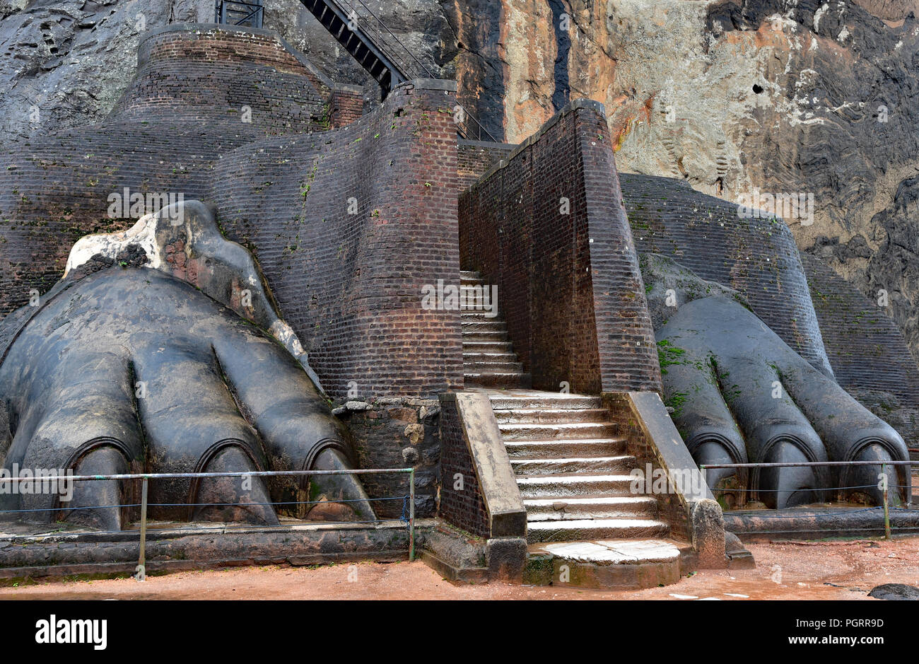 Sigiriya Felsen. Die Ruinen des 5. Jahrhunderts ky Festung" sitzt auf einem riesigen Granitfelsen steigt 200 Meter über Sri Lankan Dschungel. Stockfoto