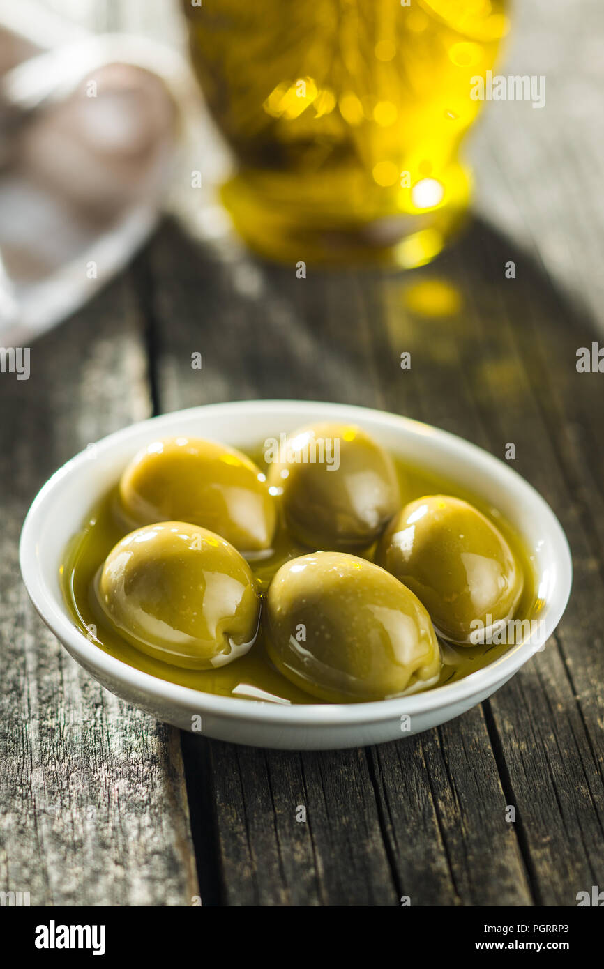 Die grünen Oliven und Olivenöl. Stockfoto