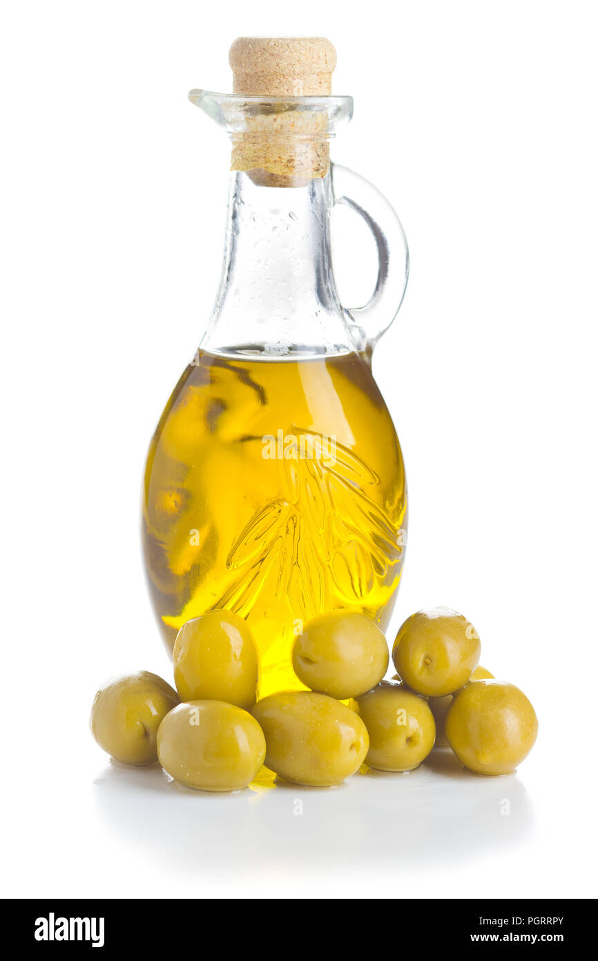 Grüne Oliven und Olivenöl auf weißem Hintergrund. Stockfoto