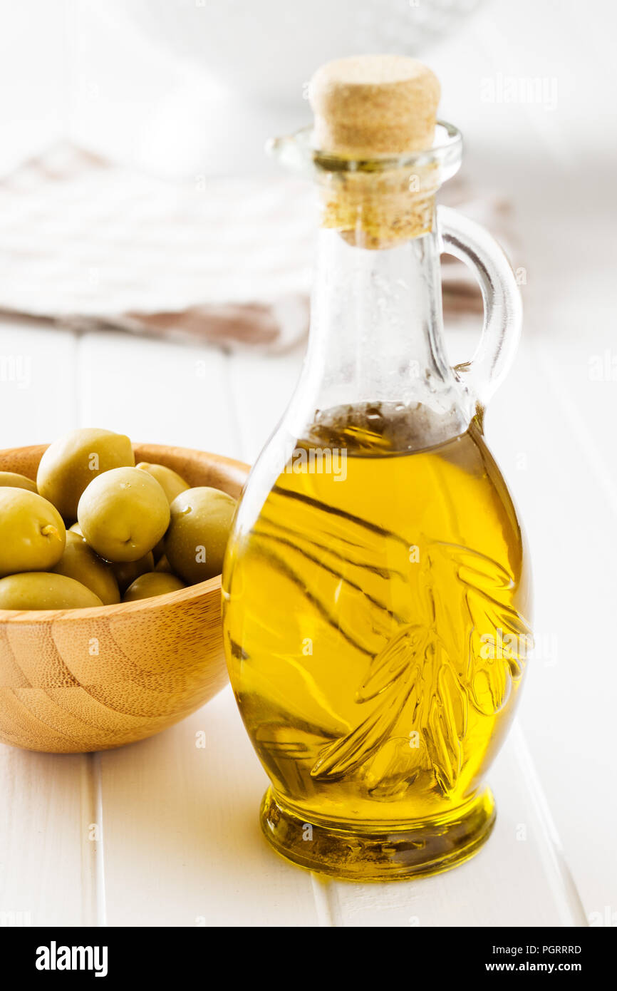 Flasche Olivenöl am Küchentisch. Stockfoto