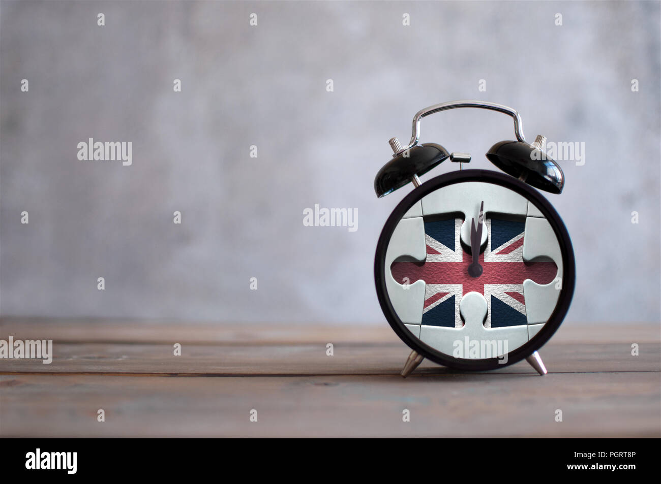 Uhr mit fehlende Stück aus einem puzzlestück Britische Flagge Stockfoto