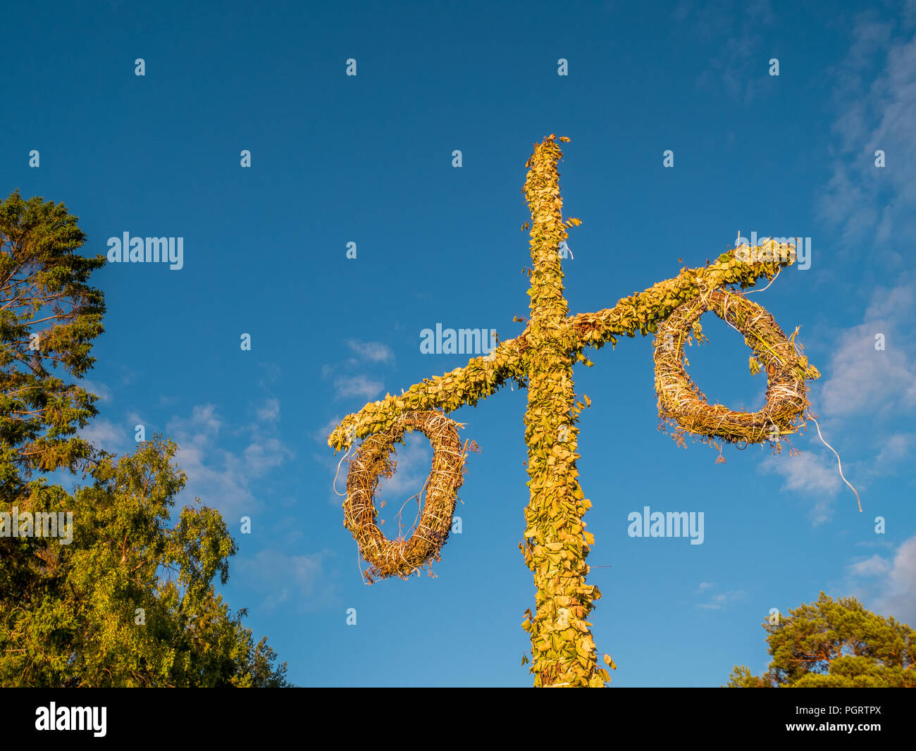 Schwedische Maibaum auf Hochsommer oder Midsommar in Sun verwendet wird. Blauen Himmel im Hintergrund. Stockfoto