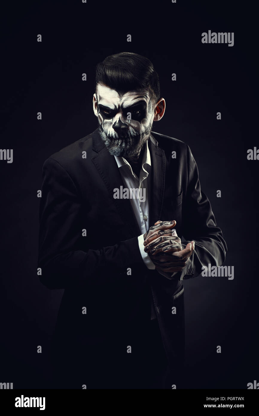 Porträt eines Mannes mit Halloween Skull Make-up auf der Schwarzen backgro Stockfoto