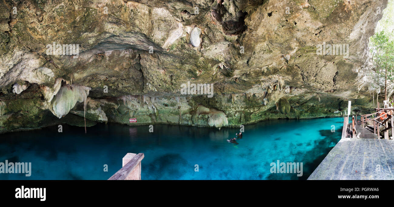 Eine der Höhlen Eingänge zu Dos Ojos cenote in der Nähe von Tulum, Mexiko. Stockfoto