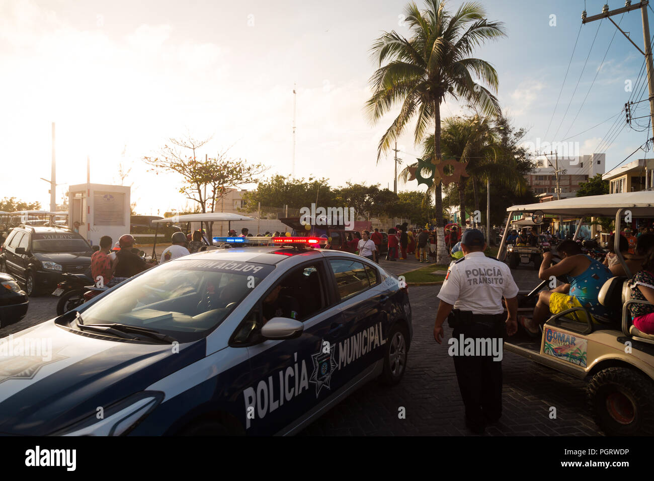 ISLA MUJERES, QR, Mexiko - Feb 11, 2018: Die städtische Polizei wacht über ein lokales Festival auftretenden auf der Isla Mujeres. Stockfoto