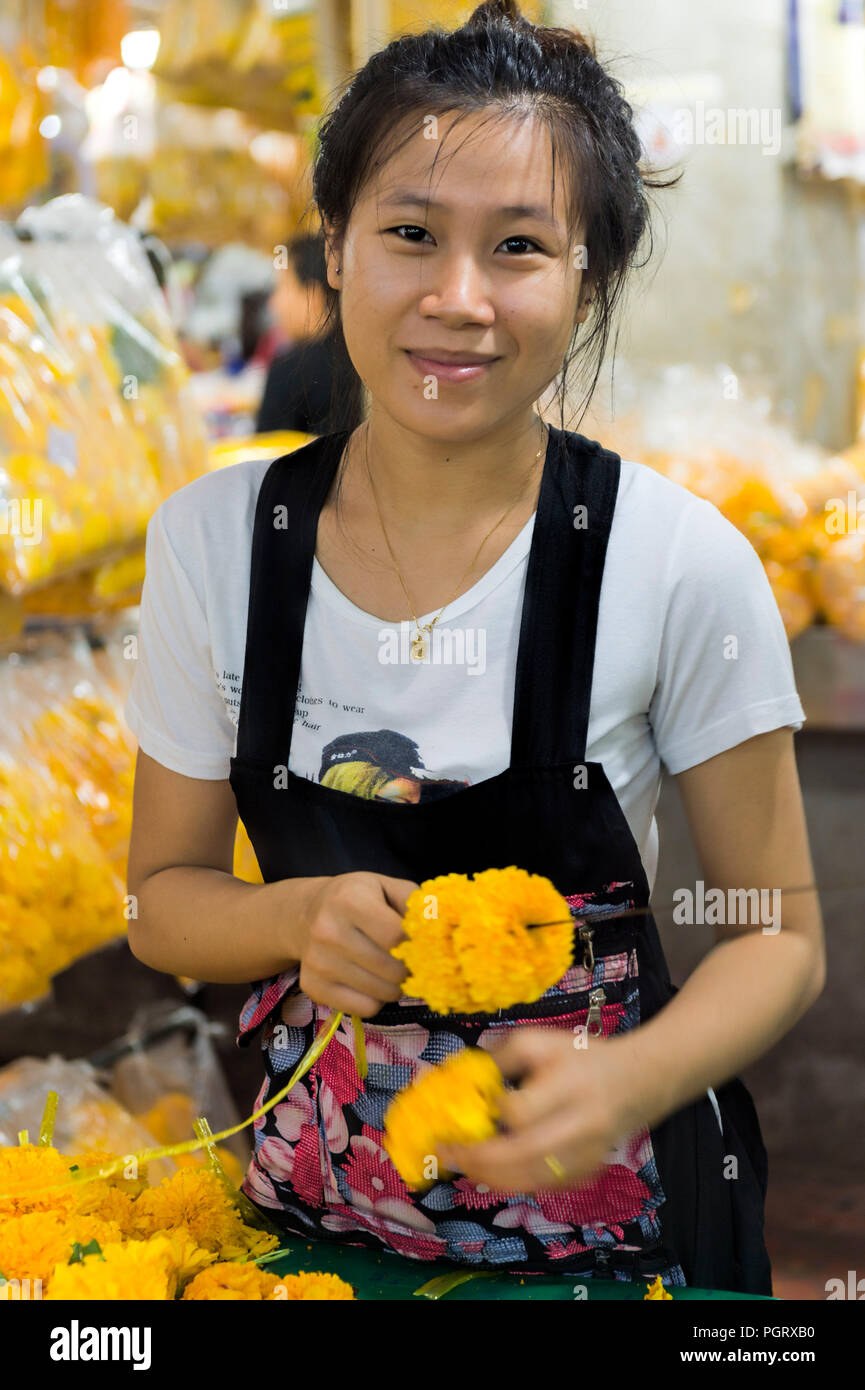 Thai Lady threading Blumen Pak Khlong Market Stockfoto