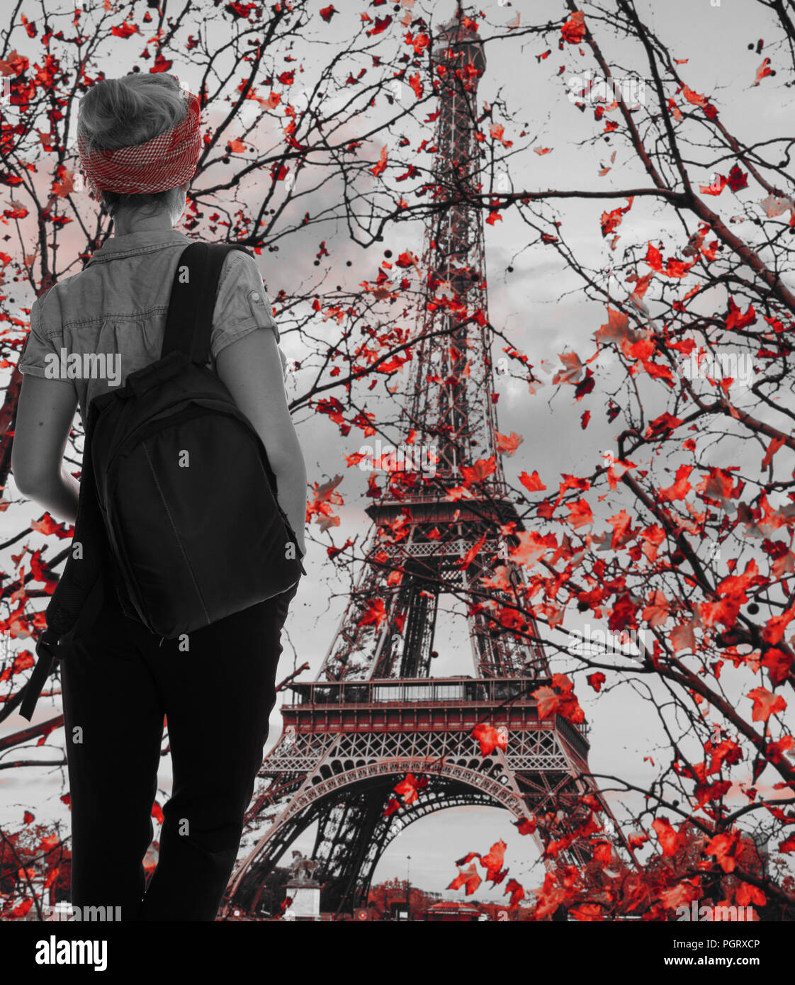 Die Schwarz-Weiß-Fotografie. Mädchen touristische Reisen durch Paris. Frankreich Stockfoto