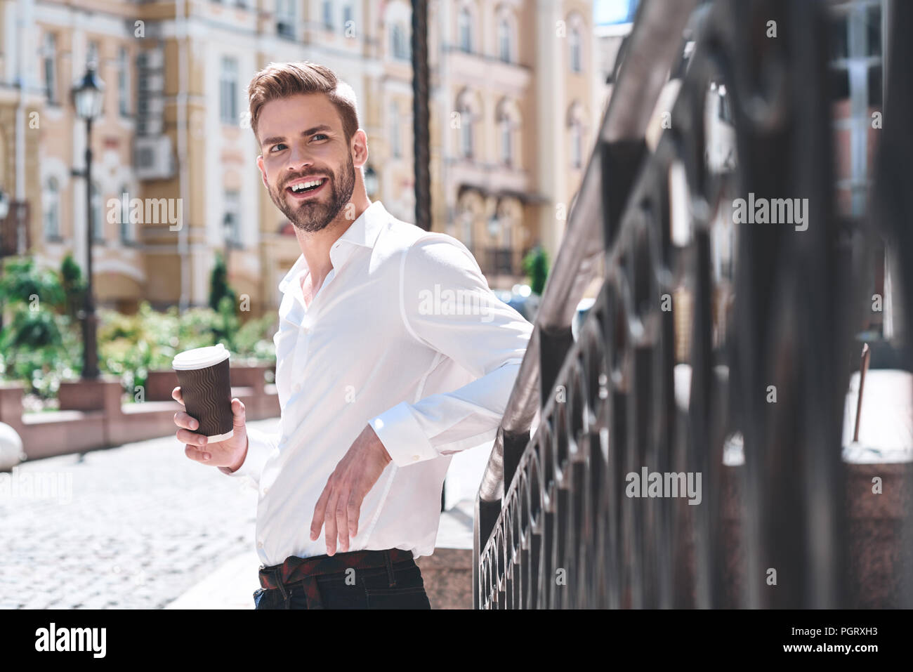 Bild von Stattlichen glückliche Menschen gehen auf die Straße und zur Seite schauen, während die Tasse Kaffee. Stockfoto