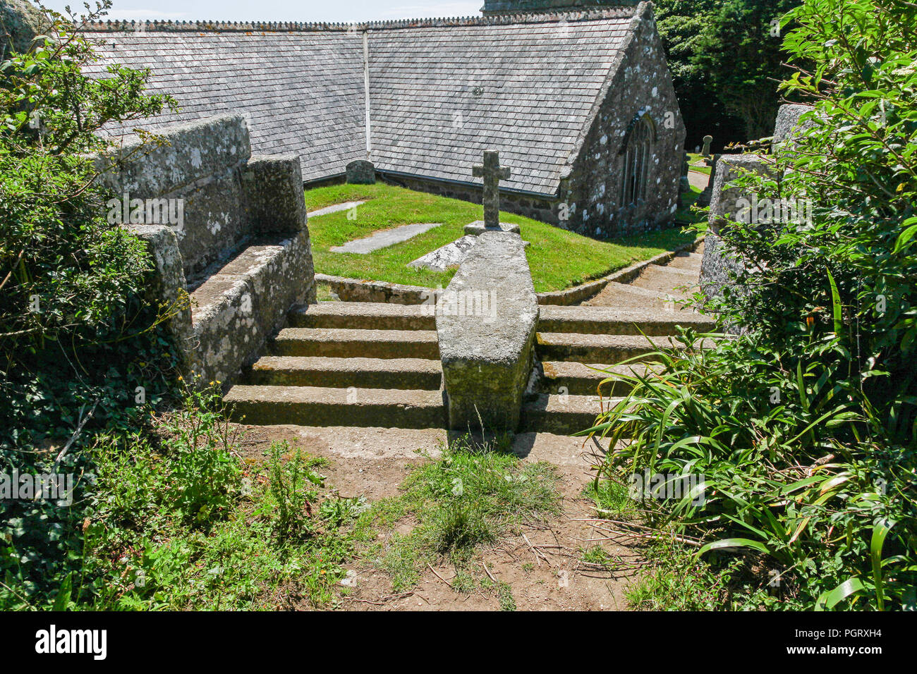 Sarg Rest oder Stein auf St Levan's Kirche, St Levan ist eine Kirche in der Kirche von England im St Levan, Cornwall, England, Großbritannien Stockfoto