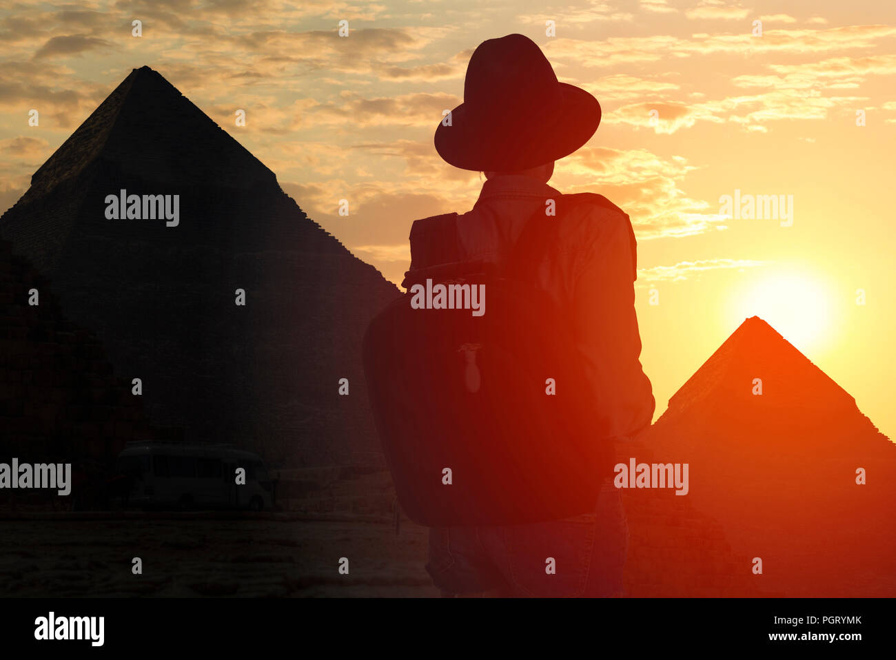Die Silhouette der Frau, Reisen durch Ägypten. Vor dem Hintergrund der Pyramiden von Gizeh. Stockfoto