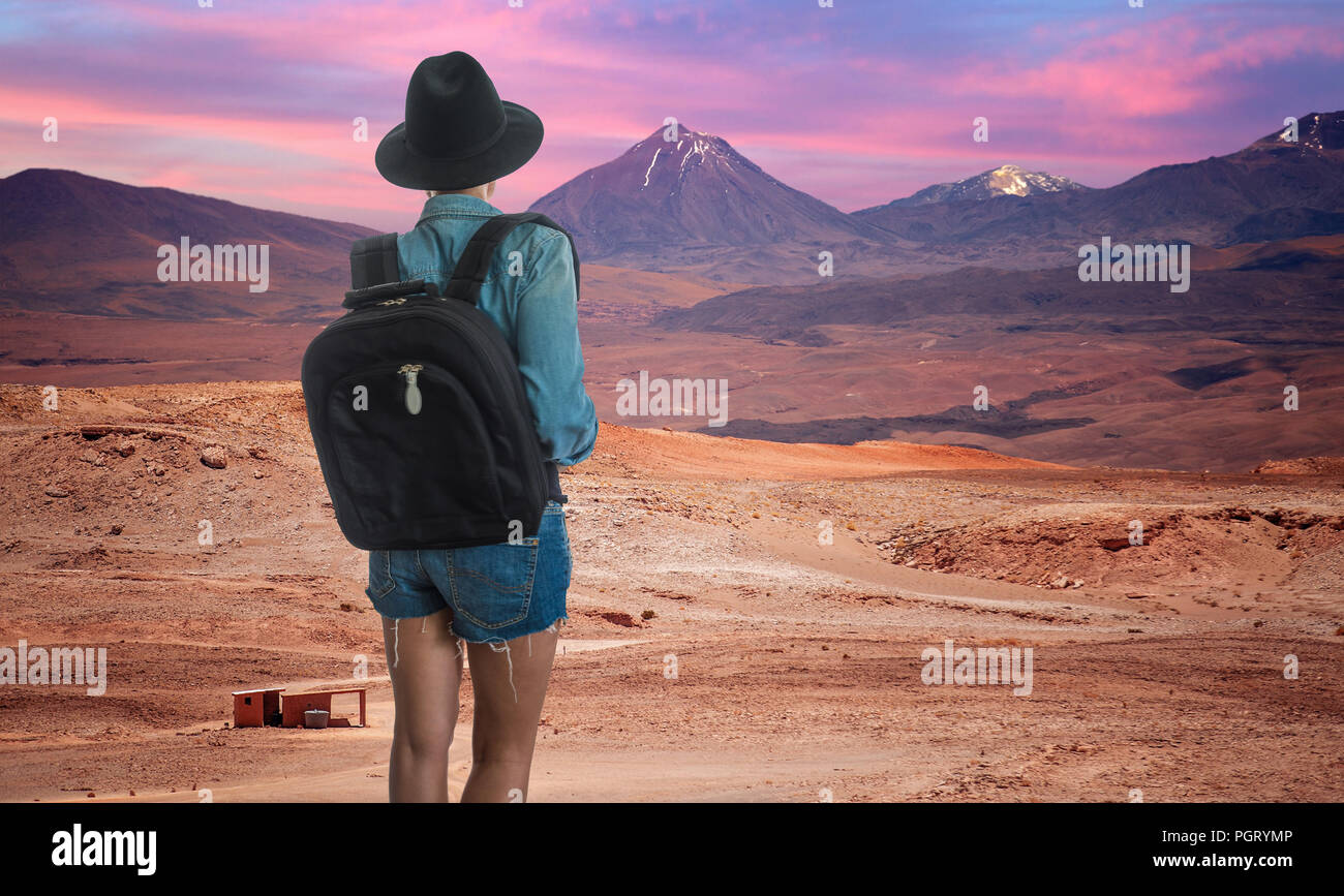 Weibliche Reisende am Vulkan Licancabur in der Nähe von San Pedro de Atacama, Chile suchen Stockfoto