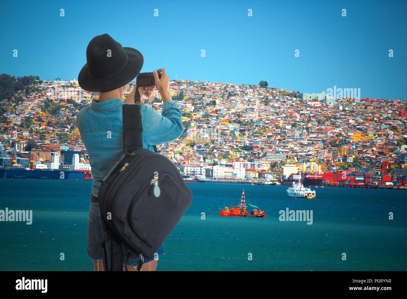 Frau traveler nimmt Bilder der Stadt Valparaiso. Chile. Stockfoto