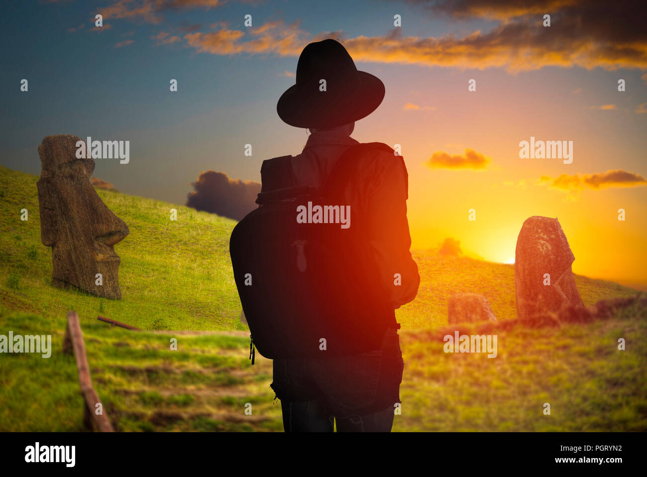 Silhouette einer Frau auf einem Hintergrund der Osterinsel Statuen. Chile. Stockfoto