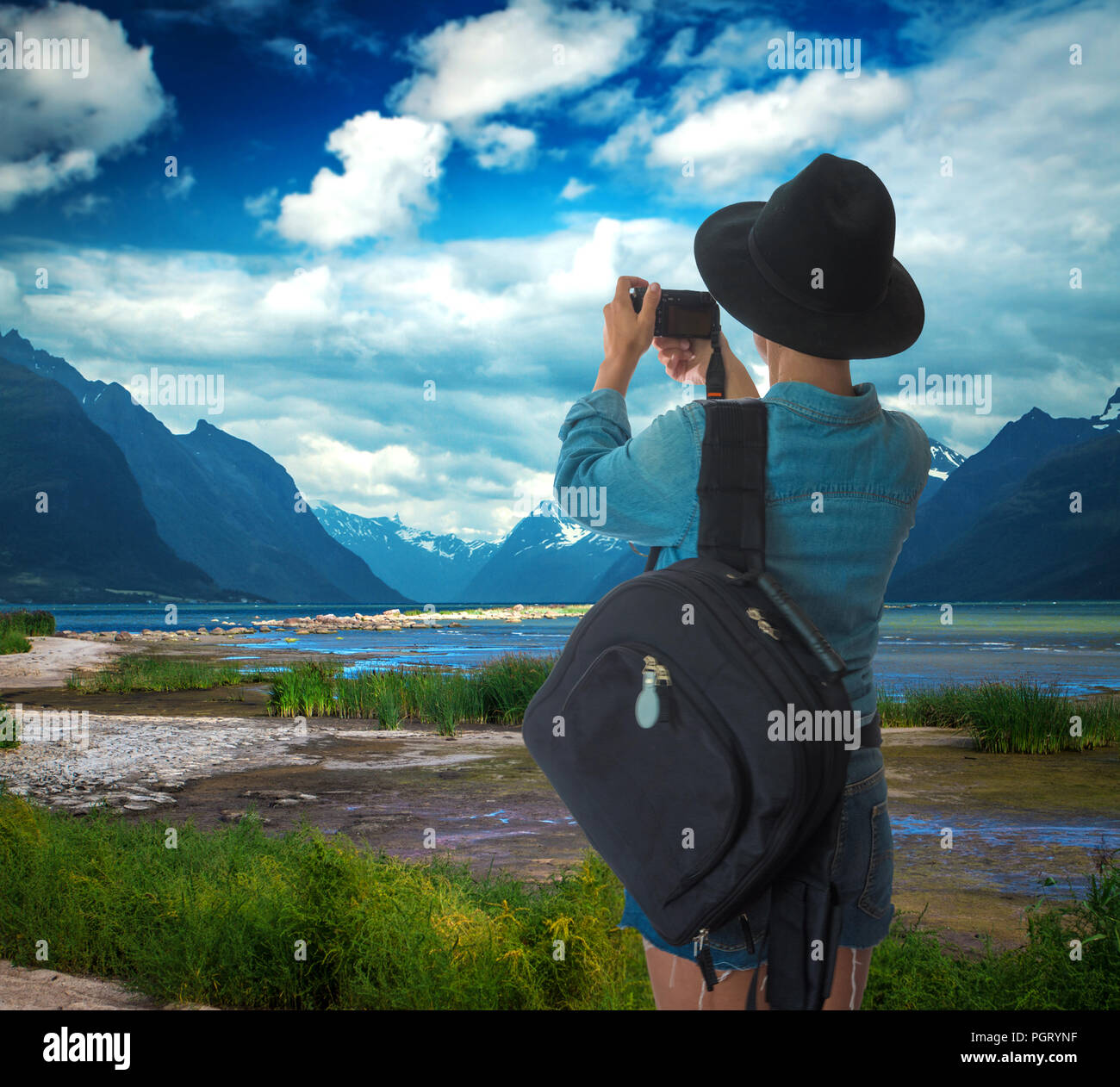 Frau reisender Fotografien der Landschaften Norwegens. Stockfoto
