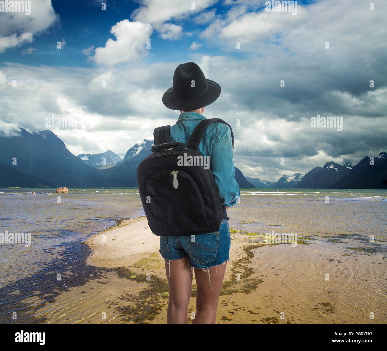 Frau Reisenden auf die Landschaft von Norwegen. Stockfoto