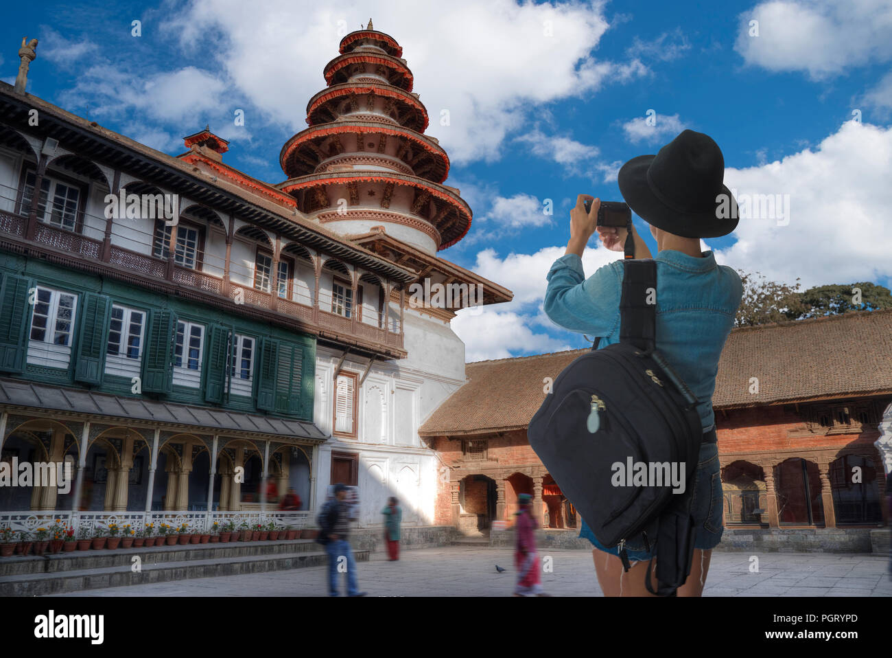 Eine Frau touristische Reisen durch Nepal und nimmt alles auf die Kamera Stockfoto