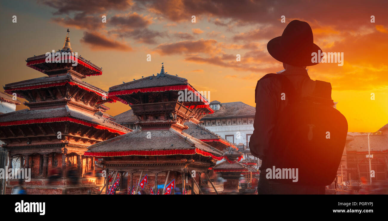 Silhouette einer Frau vor dem Hintergrund der Stadt Kathmandu. Nepal. Stockfoto