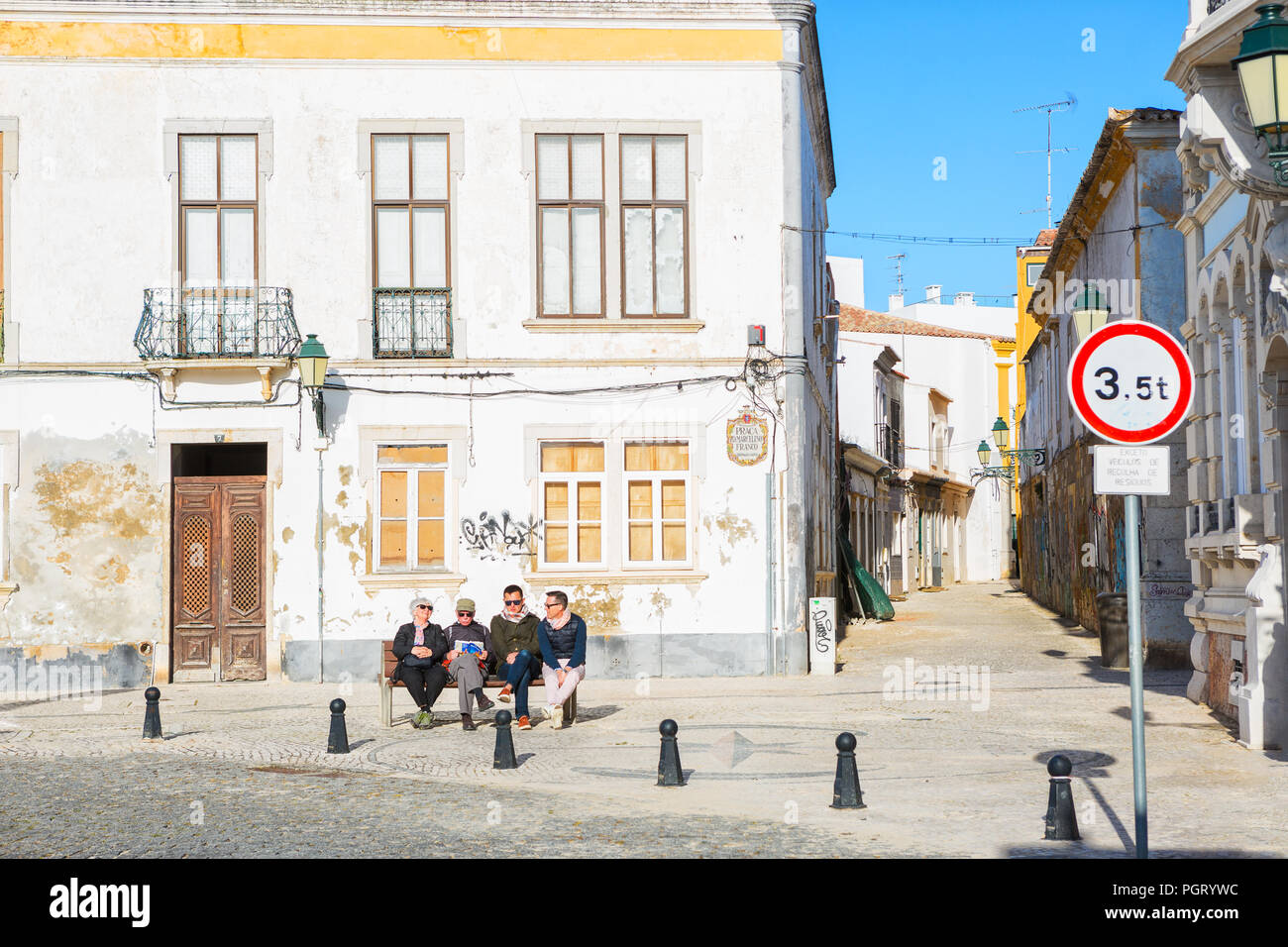 Faro, Algarve, Portugal - 29. April 2018: Тourists, entspannen in der historischen Altstadt von Faro. Stockfoto