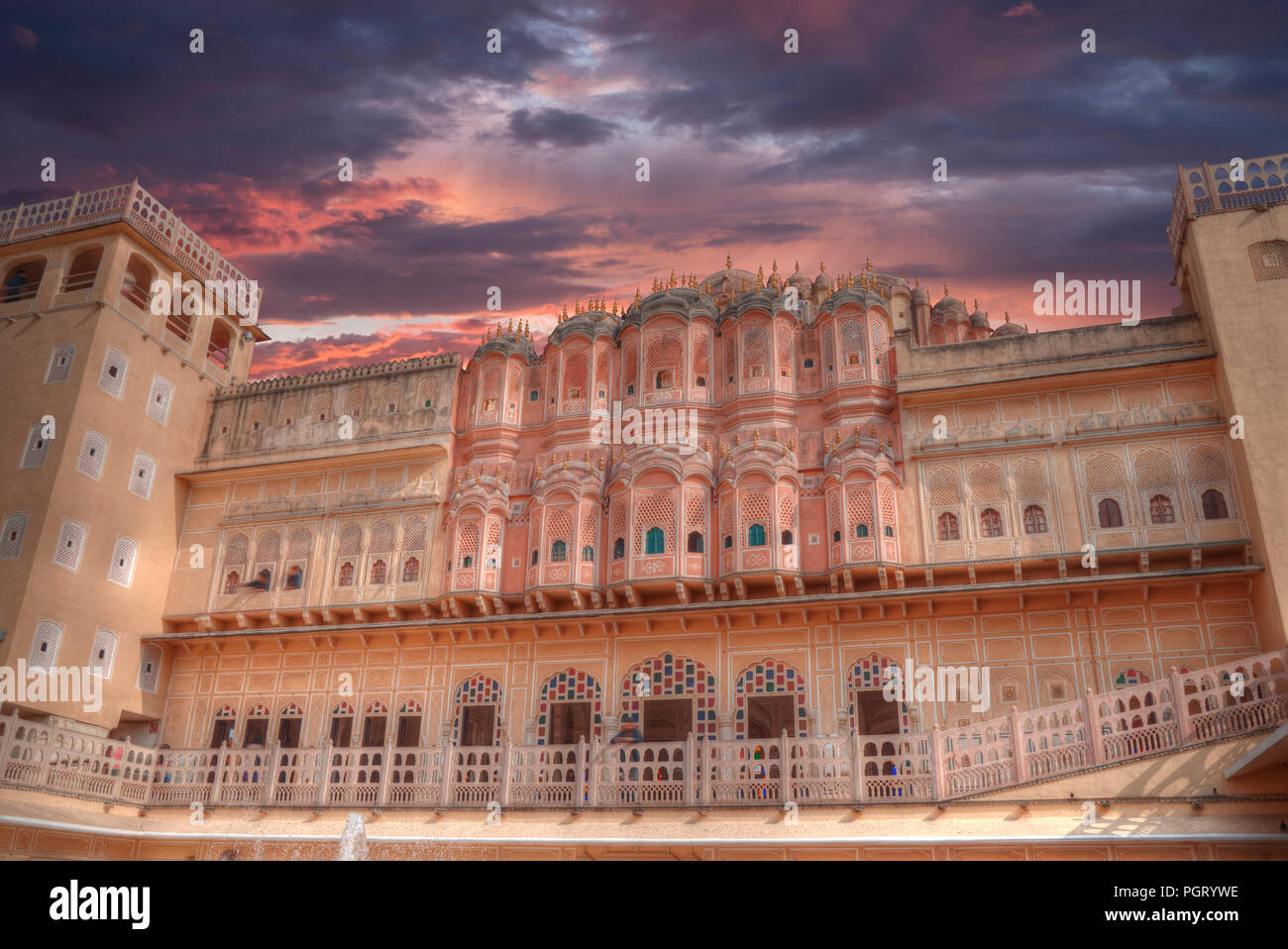 Hawa Mahal ist ein Harem in der Schlossanlage von Jaipur Maharaja, gebaut aus rosa Sandstein in