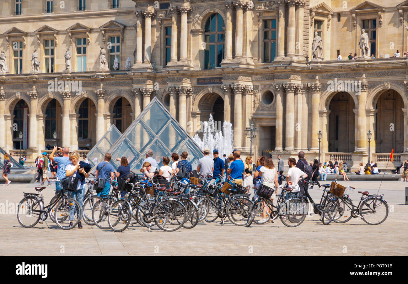 Geführte Fahrradtour-Gruppe, in der Pyramide du Louvre, Paris, Frankreich Stockfoto