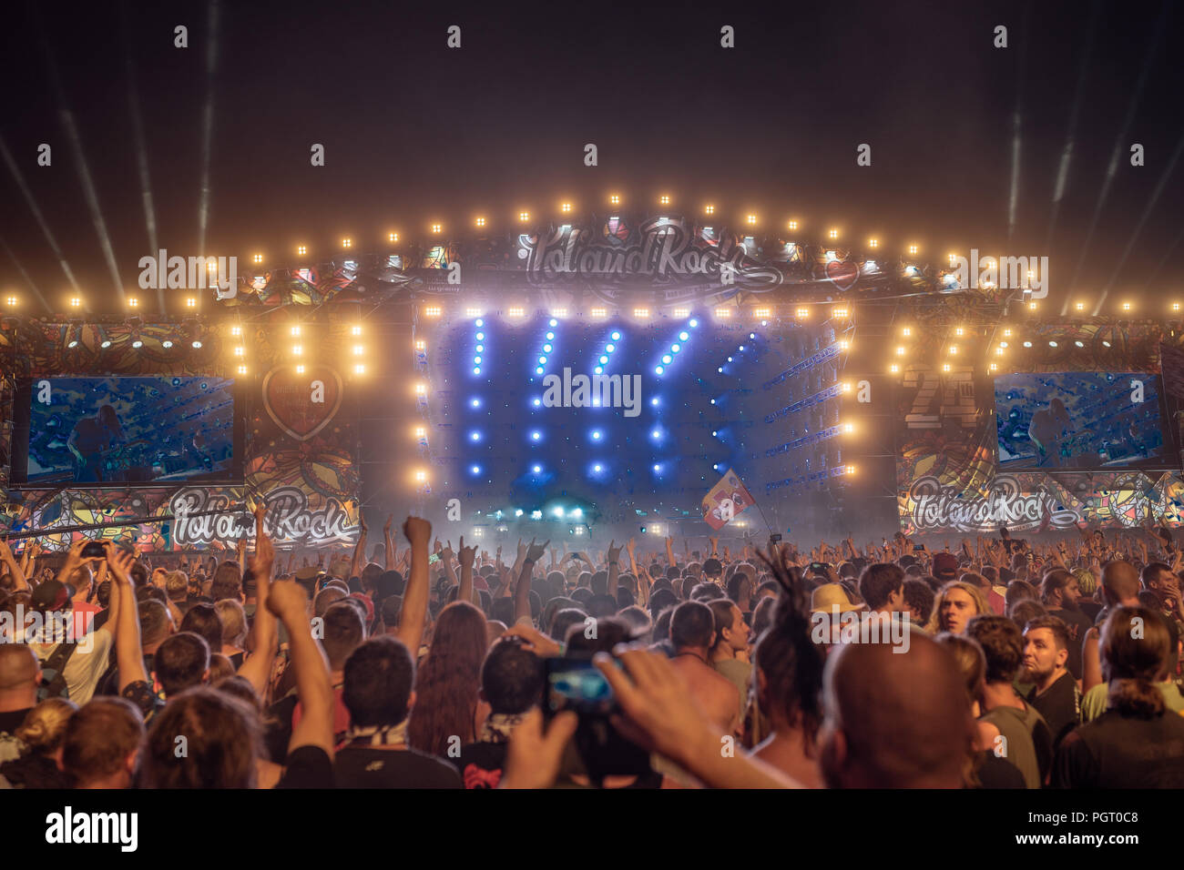 KOSTRZYN NAD ODRA, Polen - 2. AUGUST 2018: Pol' und 'Rock Festival Fans vor der Bühne. Stockfoto
