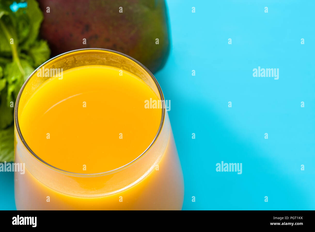 Mango Lassi Dessert. Traditionelle indische Drink auf blauem Hintergrund. Copyspace Stockfoto
