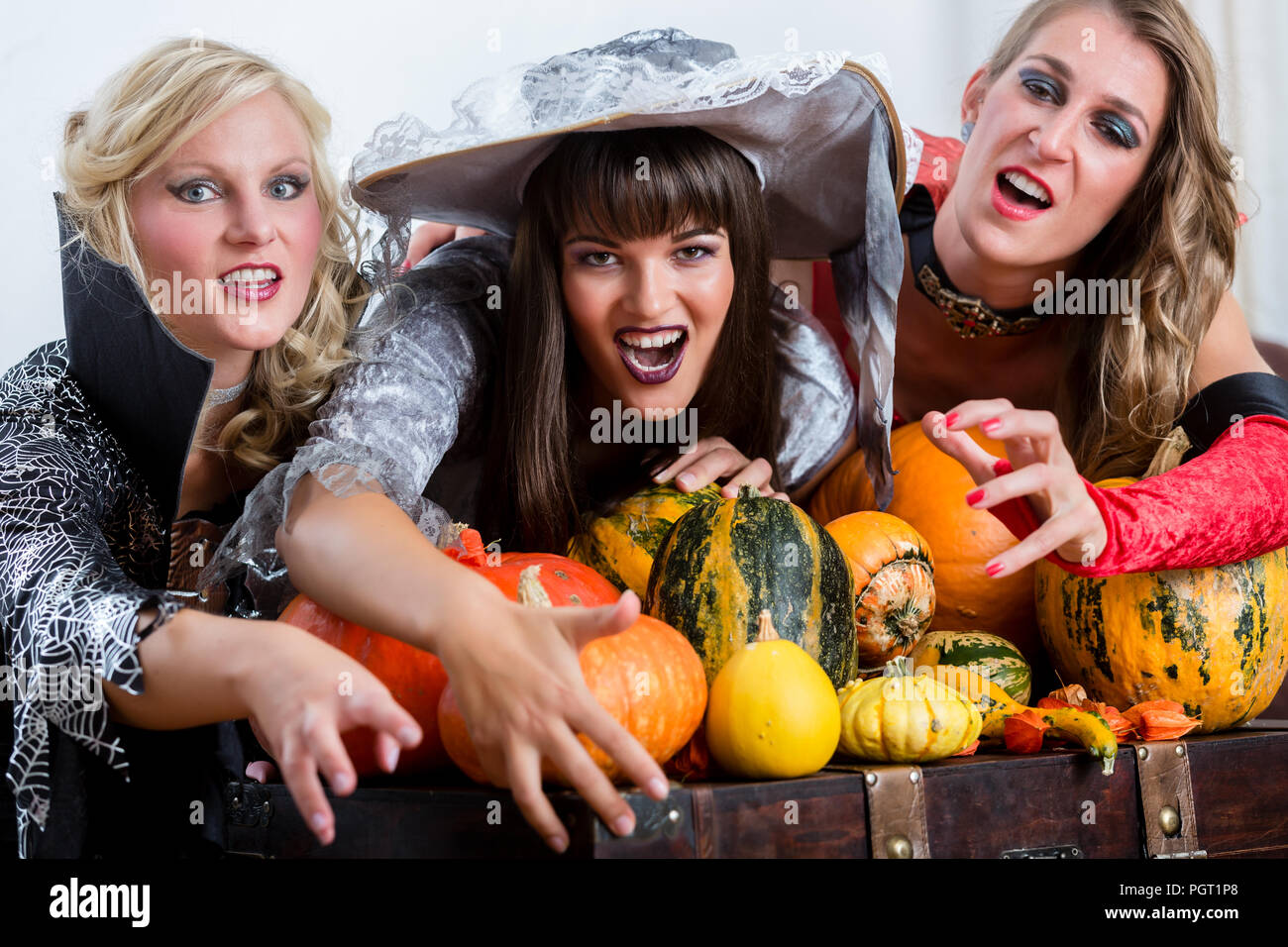 Vier fröhlichen Frauen feiern Halloween zusammen während Kostüm Party Stockfoto