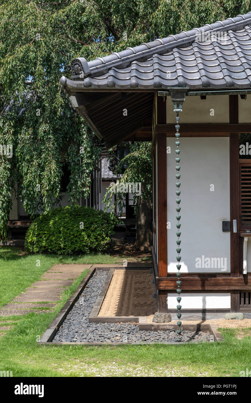 Ecke der traditionellen Haus mit traditionellen Japanischen Abflußrohr in einem japanischen Garten. Stockfoto