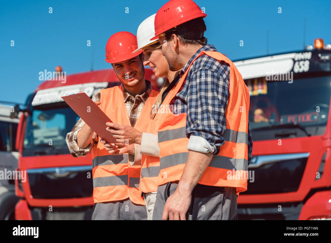 Fahrer und Booker des Schwerverkehrs cargo Unternehmen Stockfoto