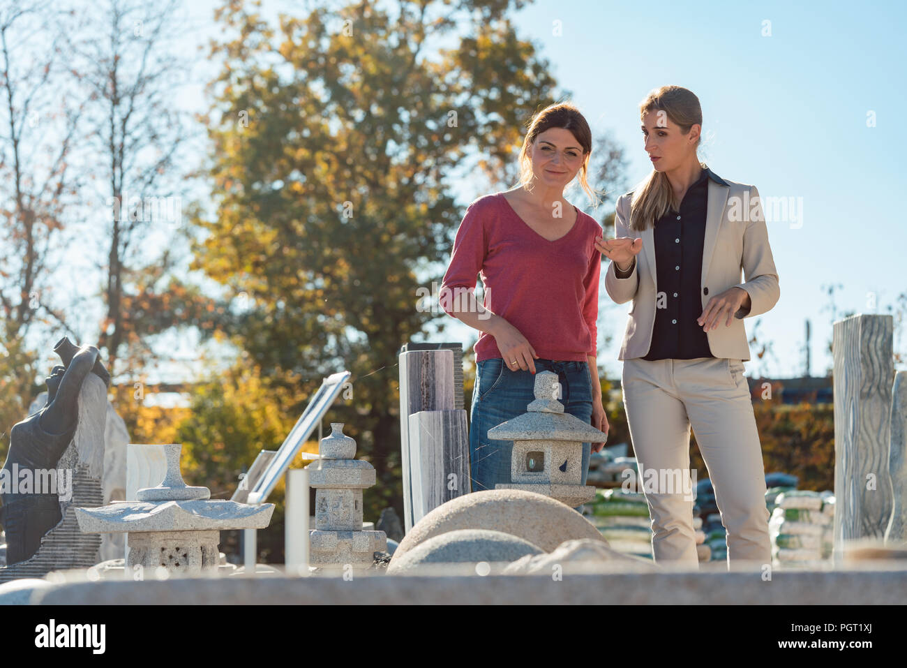 Zwei Frauen im Geschäft mit Naturstein Stockfoto
