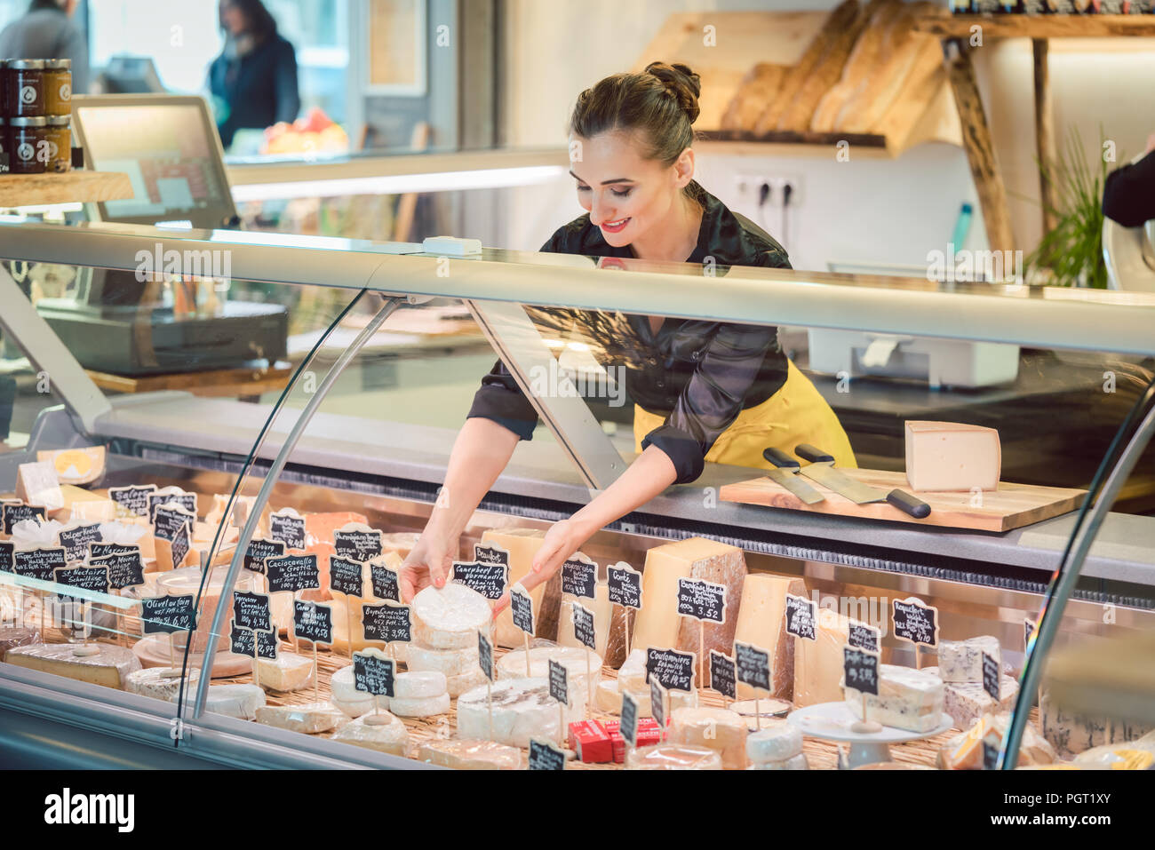Shop Sekretärin Frau Sortierung Käse im Supermarkt Anzeige Stockfoto
