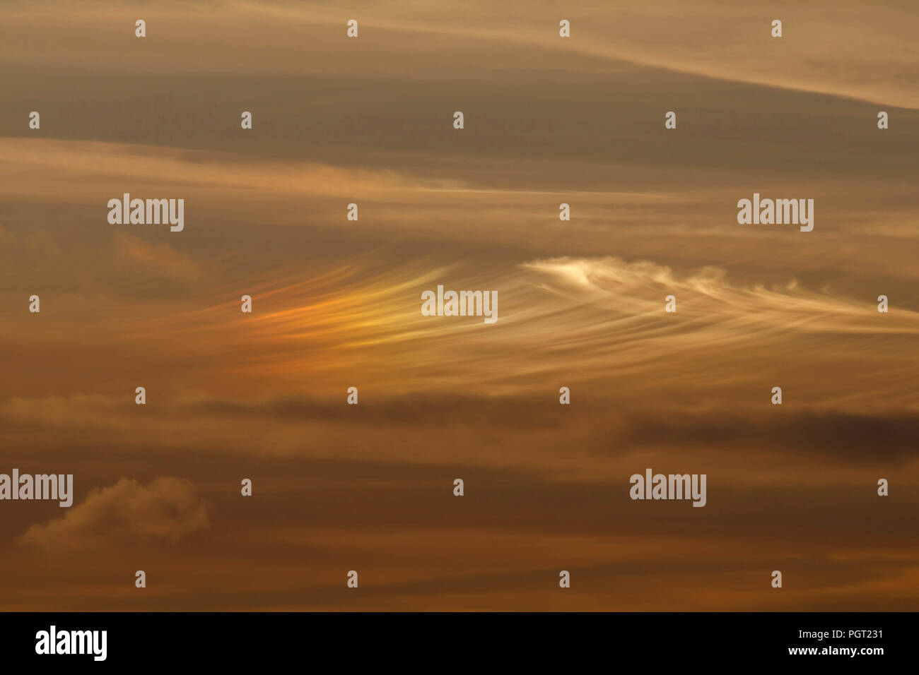 Wispy Wolken mit sundaog Stockfoto